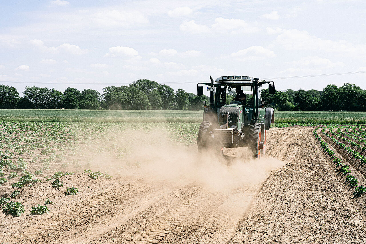 Landmaschinen können zur Verdichtung des Bodens beitragen